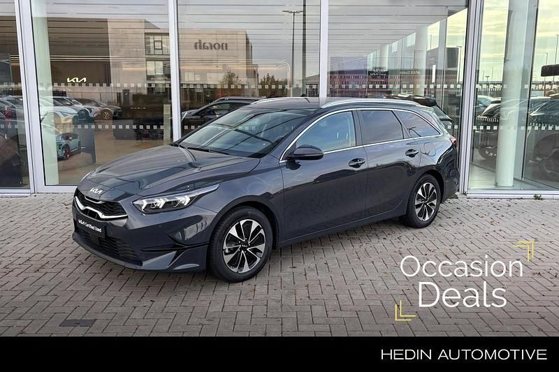 Grijs Occasion 2024 Kia Ceed Turbo Hatchback | € 24.945 (Eerlijke prijs) - Afbeelding 1/4