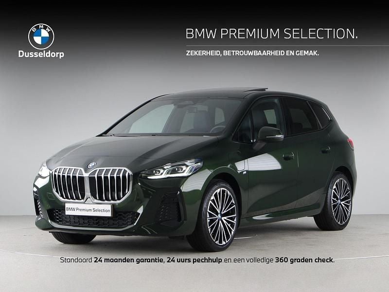 Groen, metallic lak Gebruikt 2025 BMW 225 Active Tourer Comfort Edition MPV | € 45.950 (Eerlijke prijs) - Afbeelding 1/4