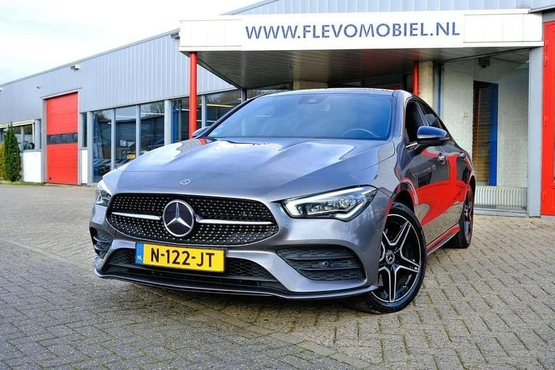 Grijs (metallic) Gebruikt 2021 Mercedes CLA250e Business Sedan | € 31.850 (Eerlijke prijs) - Afbeelding 1/4