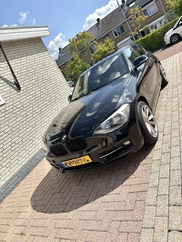 Zwart Gebruikt 2011 BMW 116 Hatchback | € 8.900 (Iets duurder) - Afbeelding 1/4