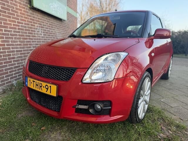 Rood (metallic) Occasion 2009 Suzuki Swift Sport Hatchback | € 2.945 (Goede deal) - Afbeelding 1/4