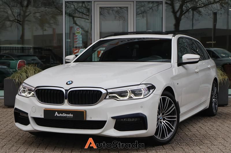 Wit Gebruikt 2021 BMW 520 M Sport Stationwagen | € 30.900 (Eerlijke prijs) - Afbeelding 1/4