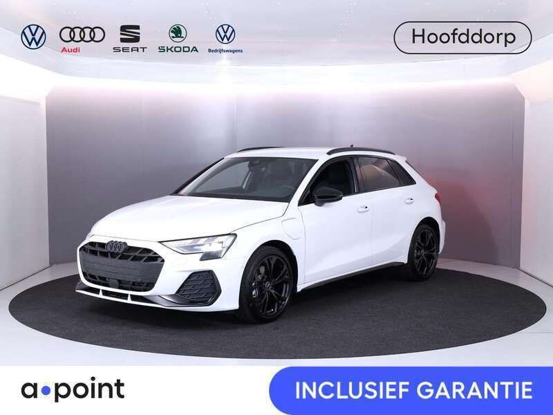 Wit Nieuw 2024 Audi A3 Sportback e-tron Ambiente Sedan | € 47.849 - Afbeelding 1/3