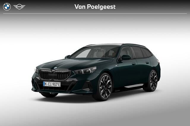 Bmw individual malachite dark green metallic (groen metallic) Nieuw 2025 BMW 530e M Sport Stationwagen | € 102.421 - Afbeelding 1/4