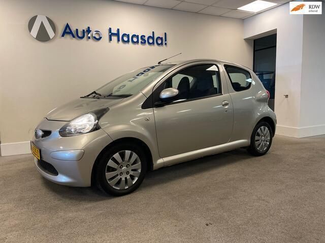 Bruin, metallic lak Gebruikt 2007 Toyota Aygo Hatchback | € 3.250 (Iets duurder) - Afbeelding 1/4