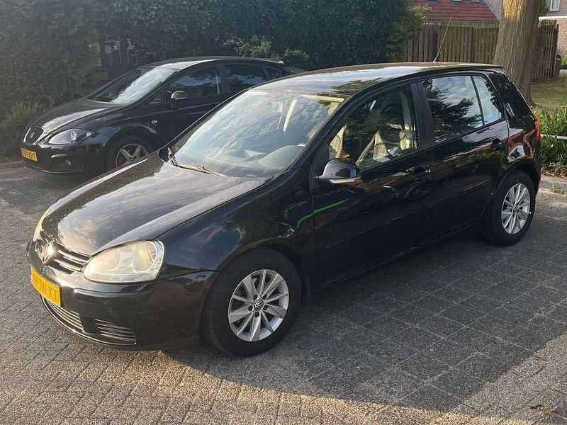 Zwart Gebruikt 2006 VW Golf V Hatchback | € 2.000 (Eerlijke prijs) - Afbeelding 1/4