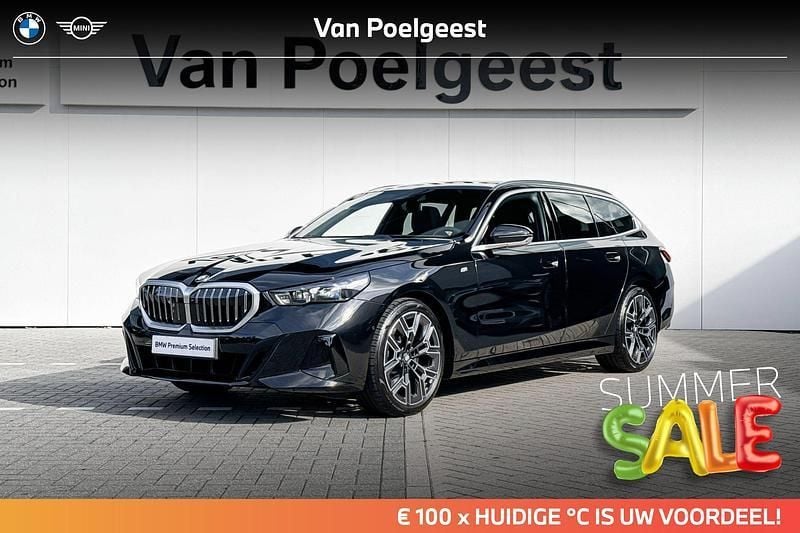 Zwart, metallic lak Gebruikt 2024 BMW 520 Comfort Edition Stationwagen | € 74.900 - Afbeelding 1/4