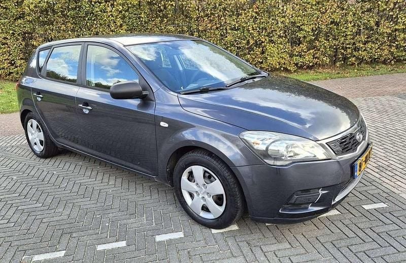 Grijs Gebruikt 2010 Kia Ceed 2 Hatchback | € 2.000 (Goede deal) - Afbeelding 1/4