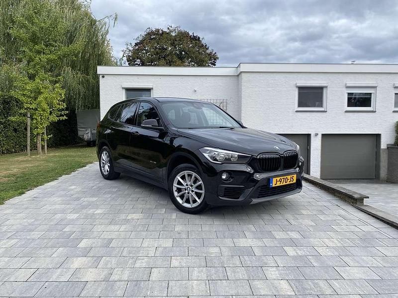 Zwart Gebruikt 2017 BMW X1 Executive SUV | € 16.990 (Eerlijke prijs) - Afbeelding 1/4