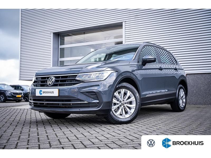 Grijs Gebruikt 2023 VW Tiguan Life SUV | € 34.450 (Eerlijke prijs) - Afbeelding 1/4