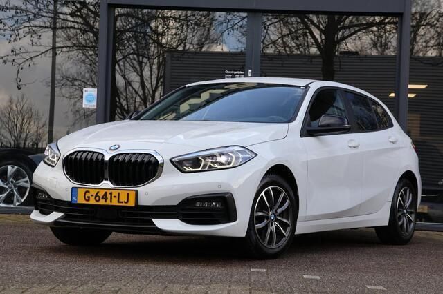 Wit Gebruikt 2019 BMW 118 Executive Hatchback | € 20.945 (Eerlijke prijs) - Afbeelding 1/4