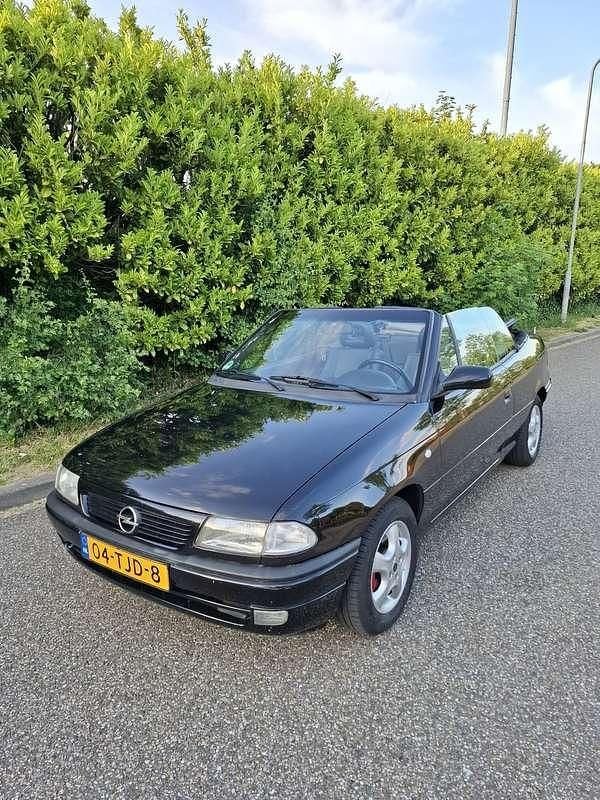 Zwart Gebruikt 1998 Opel Astra Cabriolet Comfort Cabriolet | € 1.375 - Afbeelding 1/4
