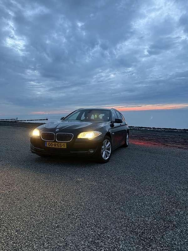 Zwart Occasion 2011 BMW 523 Executive Stationwagen | € 12.000 (Duur) - Afbeelding 1/4