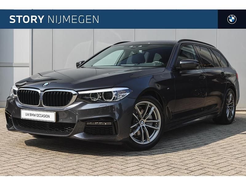 Grijs, metallic lak Gebruikt 2019 BMW 520 Executive Stationwagen | € 32.450 (Eerlijke prijs) - Afbeelding 1/4