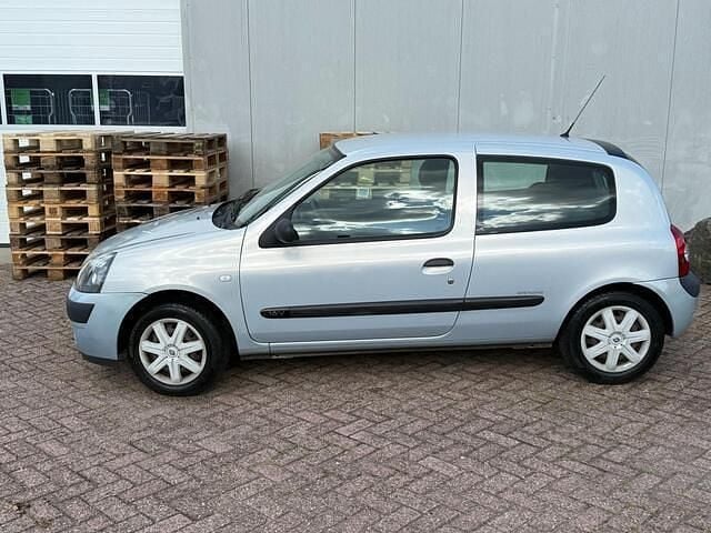 Grijs Gebruikt 2004 Renault Clio II Authentique Hatchback | € 1.950 (Eerlijke prijs) - Afbeelding 1/4