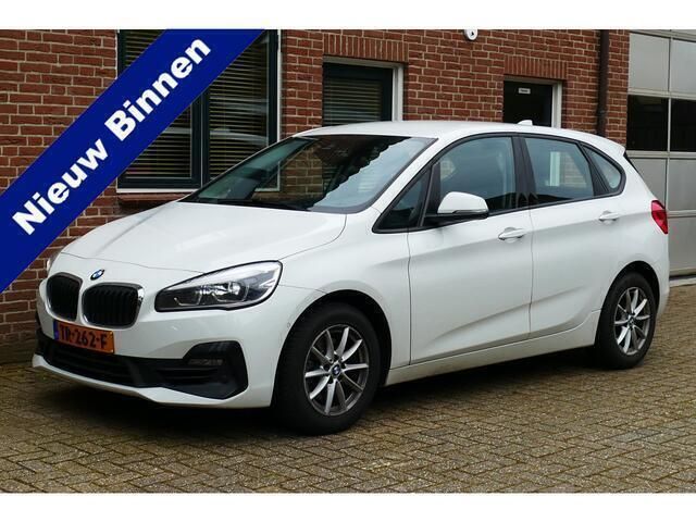 Wit Gebruikt 2018 BMW 218 Executive Stationwagen | € 15.949 (Eerlijke prijs) - Afbeelding 1/4