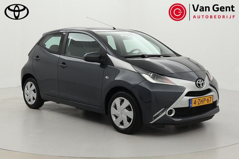 Grijs Gebruikt 2015 Toyota Aygo X-play Hatchback | € 8.999 (Eerlijke prijs) - Afbeelding 1/4