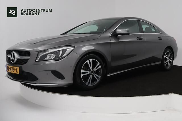 Grijs Gebruikt 2019 Mercedes CLA180 Ambition Sedan | € 20.945 (Eerlijke prijs) - Afbeelding 1/4