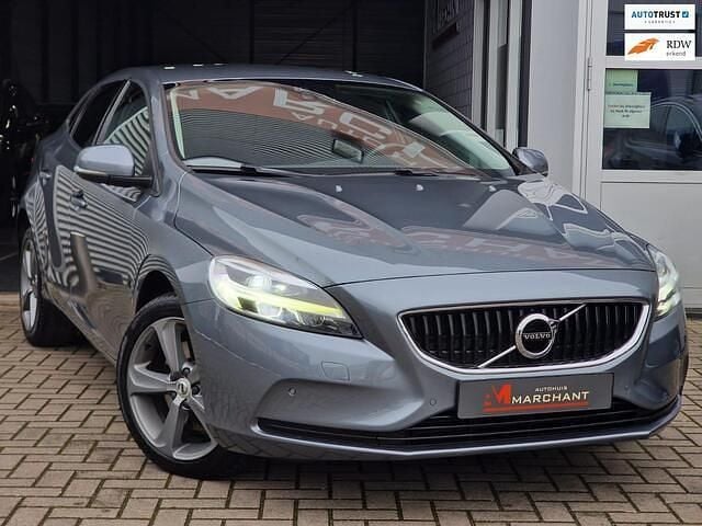 Grijs (metallic) Occasion 2018 Volvo V40 Momentum Hatchback | € 13.499 (Goede deal) - Afbeelding 1/4