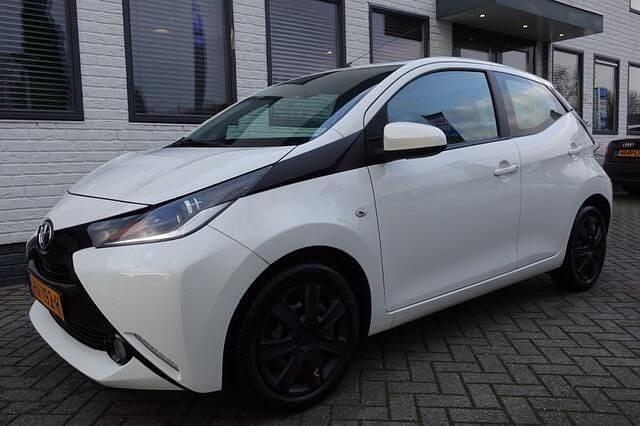 Wit Occasion 2015 Toyota Aygo X-play Hatchback | € 6.500 (Eerlijke prijs) - Afbeelding 1/4