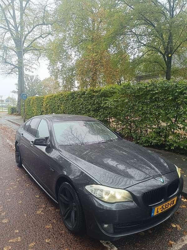 Zwart Gebruikt 2011 BMW 523 Executive Sedan | € 7.500 (Goede deal) - Afbeelding 1/4