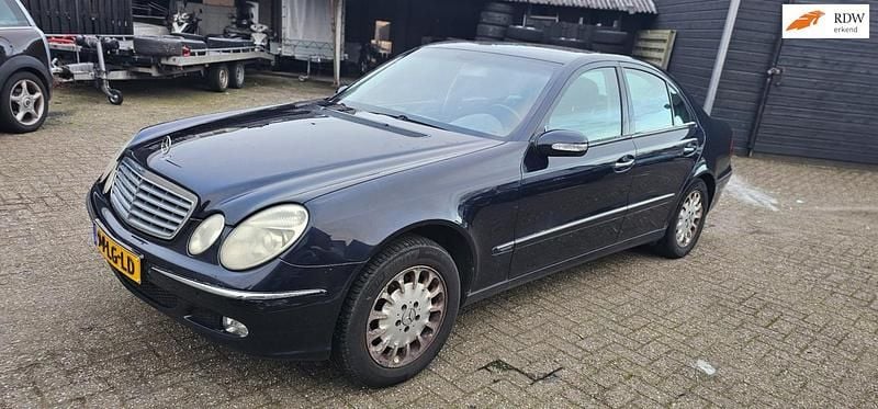 Blauw Occasion 2003 Mercedes E220 Avantgarde Sedan | € 1.999 (Eerlijke prijs) - Afbeelding 1/4