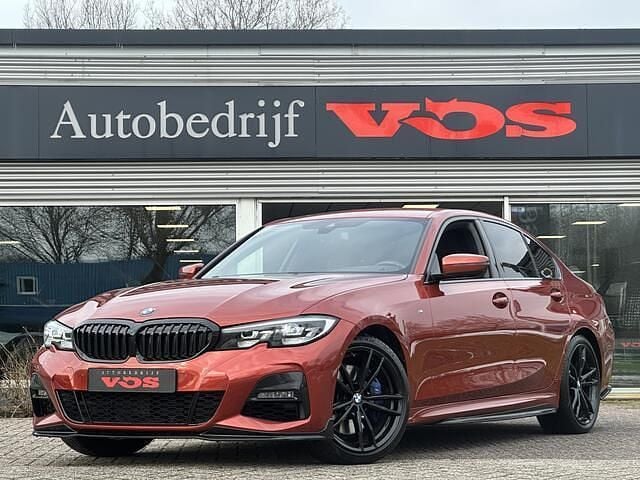 Oranje Occasion 2022 BMW 330 M Sport Sedan | € 39.900 (Goede deal) - Afbeelding 1/4