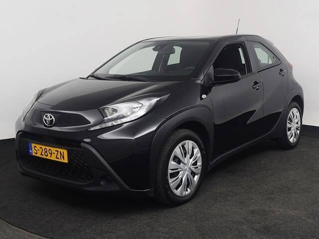 Zwart Gebruikt 2023 Toyota Aygo Play Hatchback | € 15.940 (Eerlijke prijs) - Afbeelding 1/4