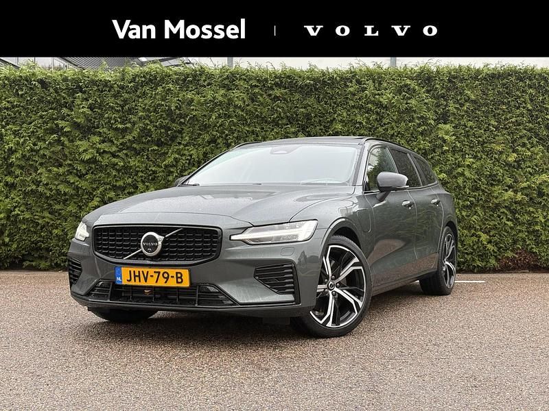 Groen Occasion 2025 Volvo V60 Ultra Stationwagen | € 58.950 - Afbeelding 1/4