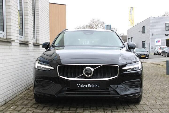 Occasion Volvo V60 163 PK (119 kW) 2024 Zwart, metallic lak Stationwagen