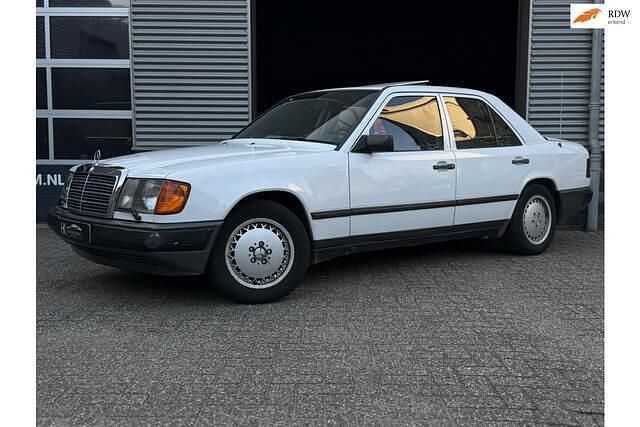 Wit Occasion 1986 Mercedes 200 | € 9.495 - Afbeelding 1/4