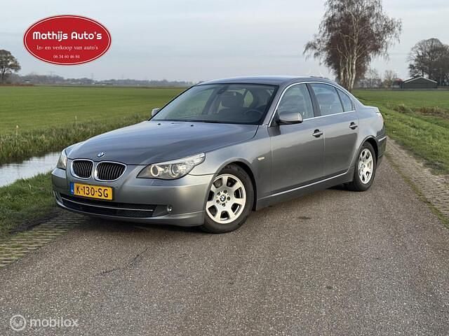 Grijs Occasion 2009 BMW 523 Basis Sedan | € 8.950 (Eerlijke prijs) - Afbeelding 1/4