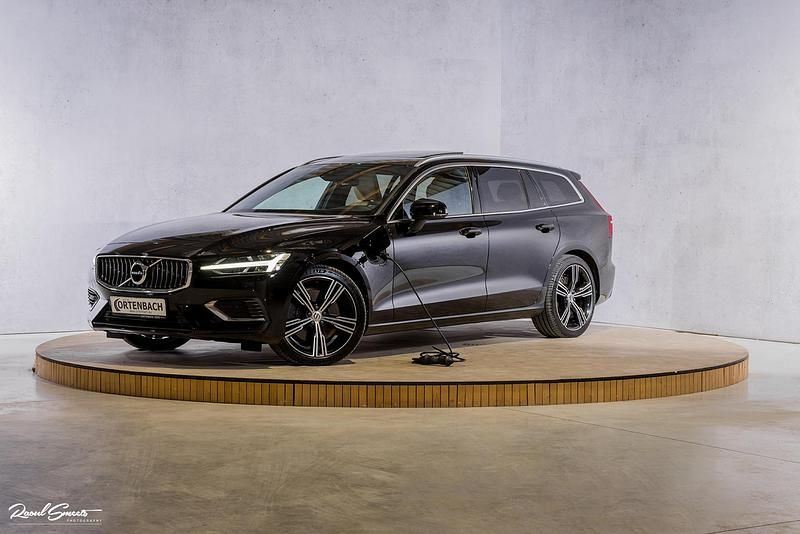 Zwart Gebruikt 2022 Volvo V60 Plus Stationwagen | € 39.990 (Iets duurder) - Afbeelding 1/4