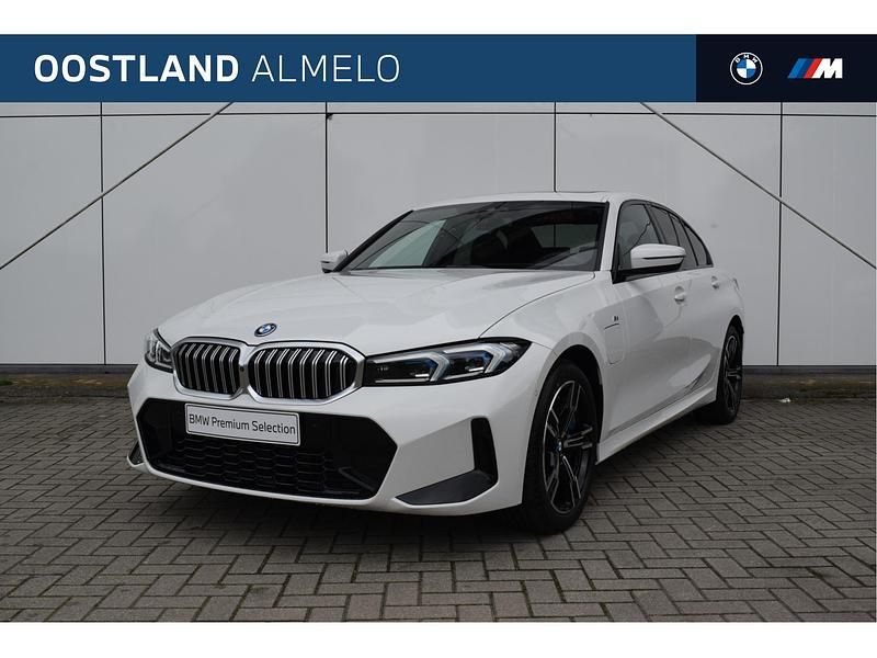 Wit Gebruikt 2025 BMW 330e Executive Sedan | € 56.950 (Eerlijke prijs) - Afbeelding 1/4