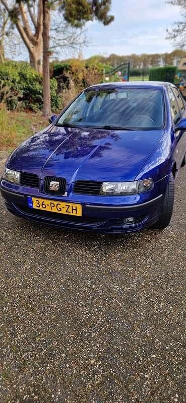 Blauw Gebruikt 2004 Seat Leon Stella Hatchback | € 1.500 (Goede deal) - Afbeelding 1/4