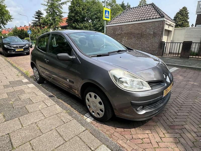 Grijs Gebruikt 2008 Renault Clio II Hatchback | € 3.500 (Iets duurder) - Afbeelding 1/4