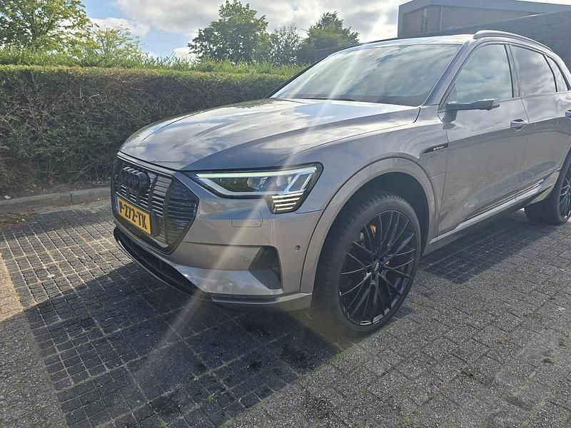 Grijs (metallic) Gebruikt 2019 Audi e-tron Proline SUV | € 34.900 - Afbeelding 1/4