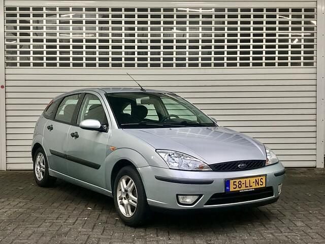 Groen (metallic) Occasion 2003 Ford Focus Ghia Hatchback | € 2.700 (Duur) - Afbeelding 1/4