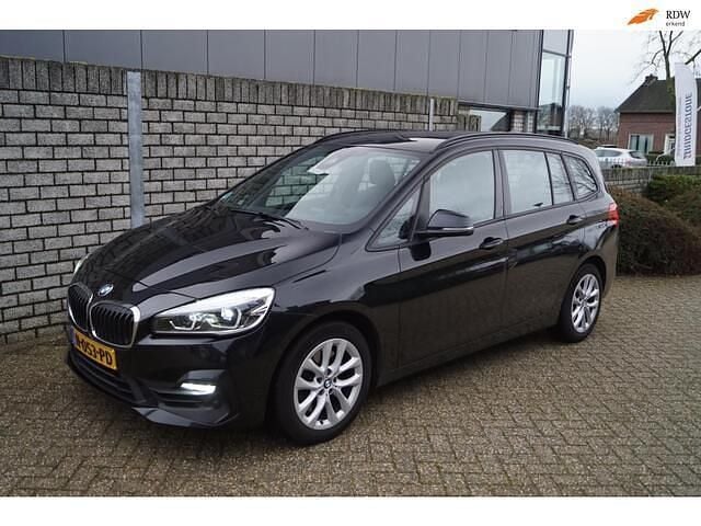 Zwart (metallic) Occasion 2020 BMW 220 Executive Stationwagen | € 21.450 (Super prijs) - Afbeelding 1/4