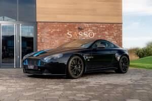 Zwartultramarine black with factory painted racing stripe Occasion 2018 Aston Martin V12 Vantage Coupé | € 219.394 - Afbeelding 1/4