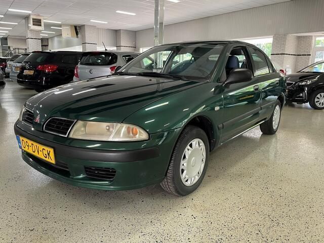 Groen, metallic lak Gebruikt 2000 Mitsubishi Carisma Sedan | € 2.750 - Afbeelding 1/4