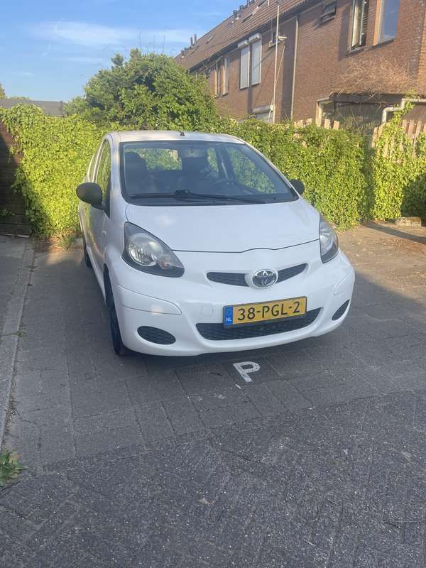 Wit Gebruikt 2011 Toyota Aygo Cool Hatchback | € 2.795 (Eerlijke prijs) - Afbeelding 1/4