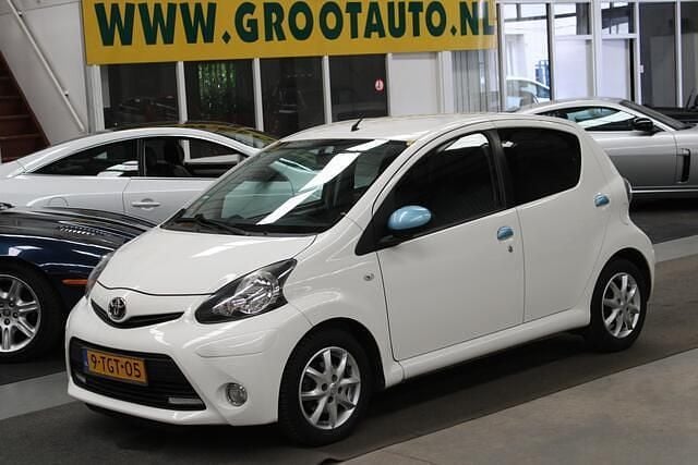 Wit, metallic lak Gebruikt 2014 Toyota Aygo Hatchback | € 4.944 (Goede deal) - Afbeelding 1/4