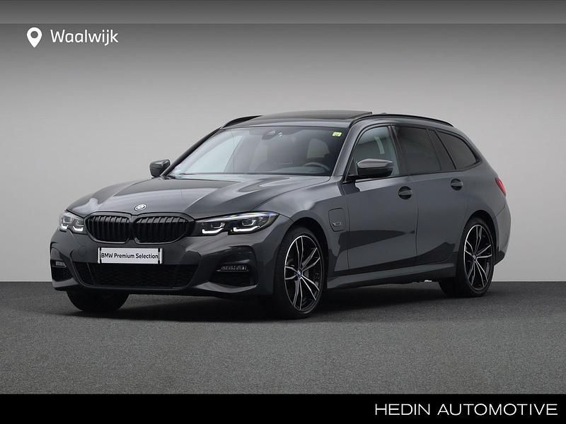 Grijs Occasion 2022 BMW 330e Shadowline Stationwagen | € 38.880 (Iets duurder) - Afbeelding 1/4