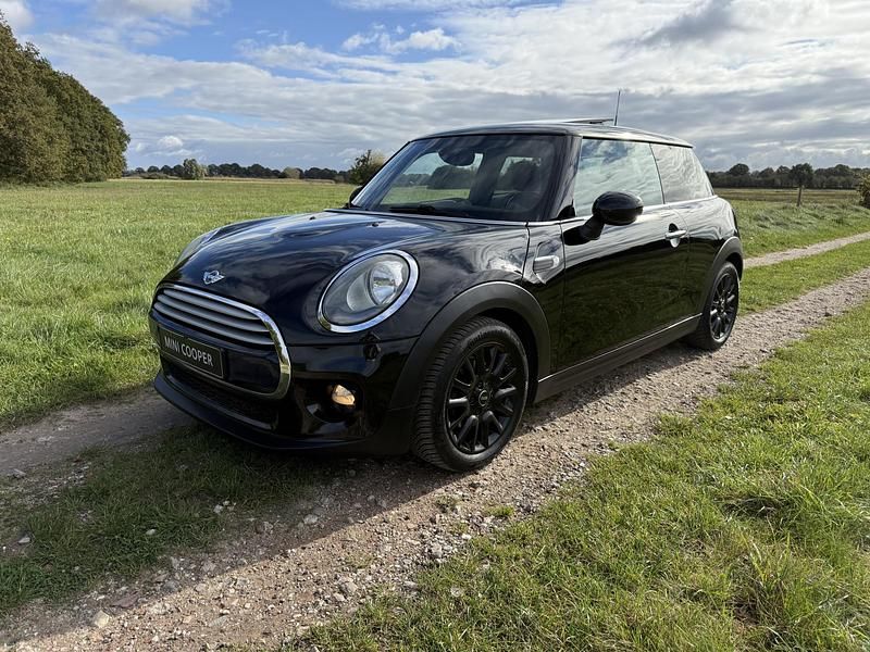 Zwart Gebruikt 2014 Mini Cooper Chili Hatchback | € 9.888 (Eerlijke prijs) - Afbeelding 1/4