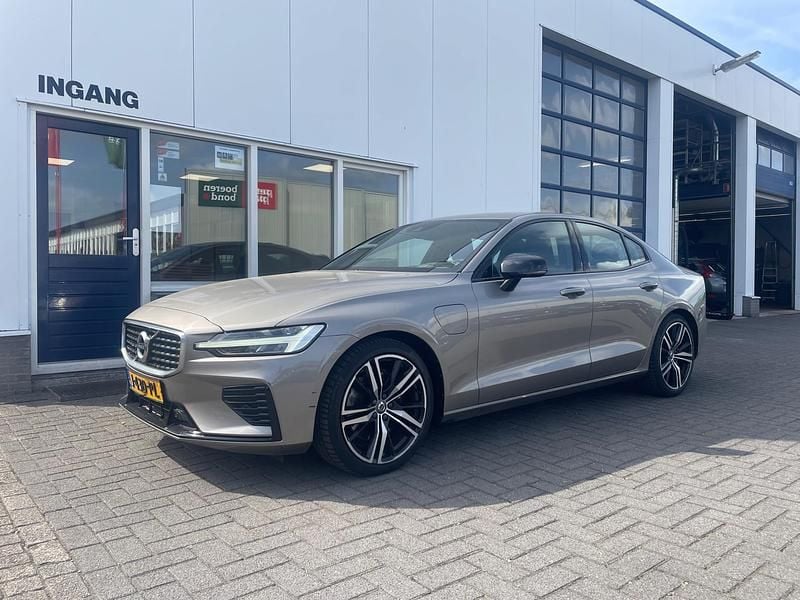 Grijs Gebruikt 2020 Volvo S60 R-Design Sedan | € 23.950 (Iets duurder) - Afbeelding 1/4