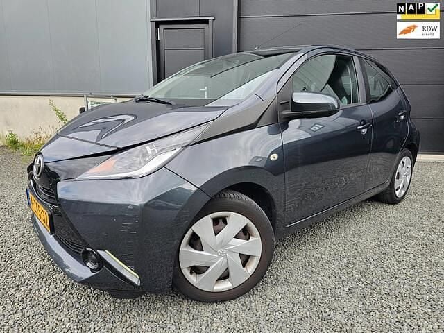 Grijs Gebruikt 2015 Toyota Aygo X-play Hatchback | € 4.640 (Eerlijke prijs) - Afbeelding 1/4
