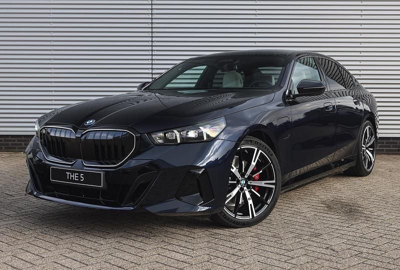 Zwart Nieuw 2025 BMW 530e M Sport Sedan | € 88.650 (Eerlijke prijs) - Afbeelding 1/4