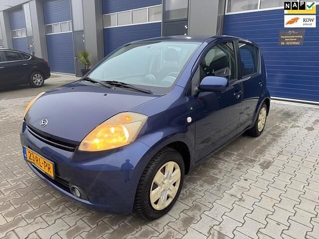 Blauw Gebruikt 2005 Daihatsu Sirion Hatchback | € 1.999 (Eerlijke prijs) - Afbeelding 1/4