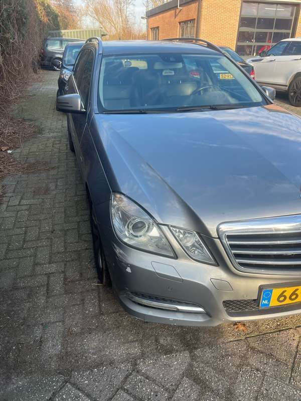Grijs Gebruikt 2011 Mercedes E220 Stationwagen | € 12.345 - Afbeelding 1/4